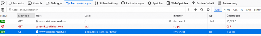 Ansicht der Developer Tools in Firefox. Darstellung der Blockierung eines Skriptes von consent.cookiebot.com durch die CSP Regeln. Die Blockierung ist rot markiert